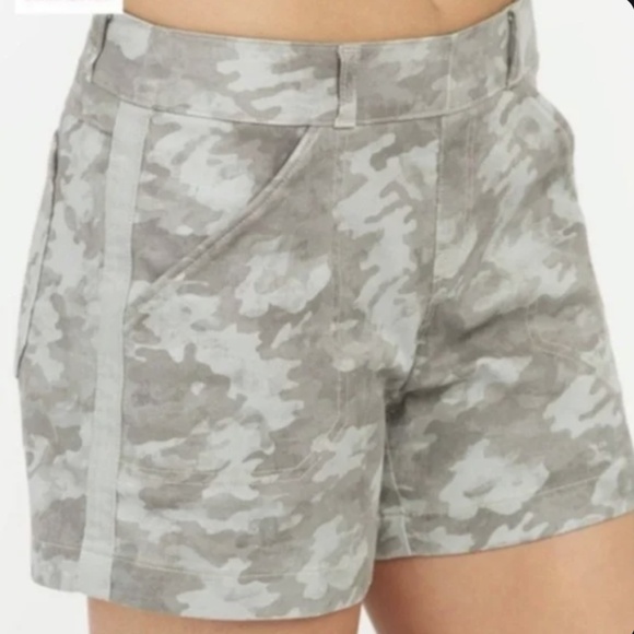 SPANX Stone Wash Camo Stretch Twill Short XS - Picture 2 of 5